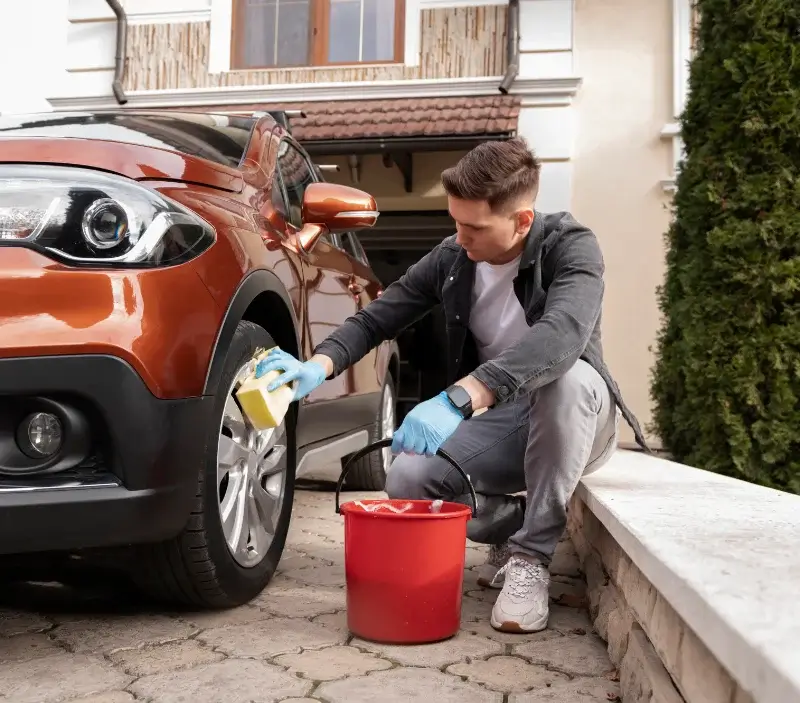 Lavage auto à domicile Naours : professionnel intervenant sur un véhicule